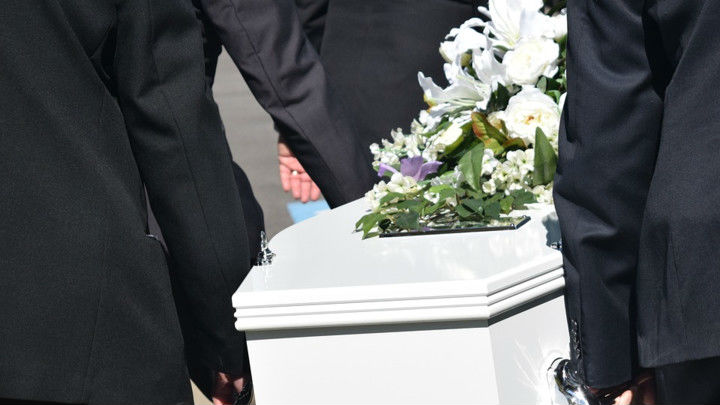 Ova baba ide na sahrane u kraju, obuče crninu, popriča sa porodicom, pa uradi jednu užasnu stvar!
