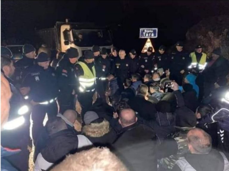 Blokada na Đurđevića Tari: Policijsko pojačanje na mostu, sljedeći put palice