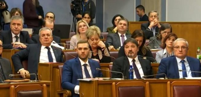 Skupština glasala protiv volje Crne Gore: Usvojen sramni zakon protiv SPC