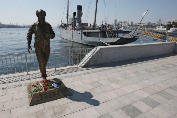 У Владивостоку комсомолац оскрнавио споменик Солжењицину