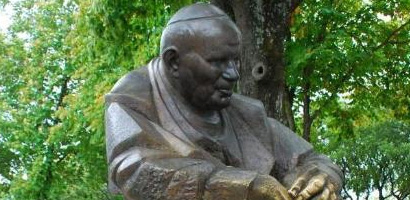 Најављено рушење споменика папи