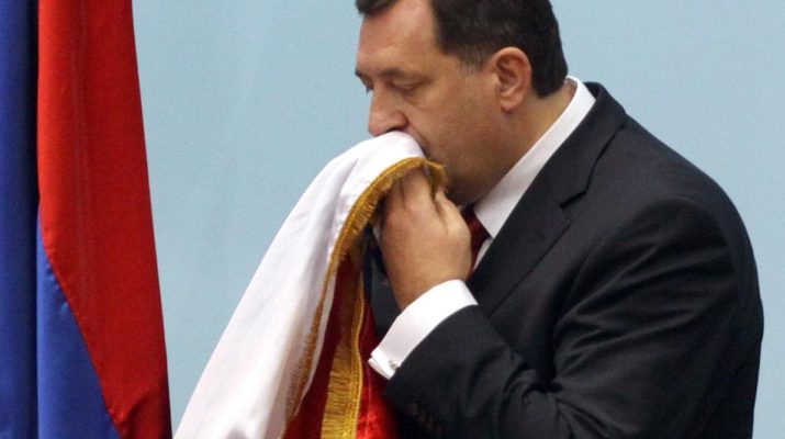 ДОДИК ПОЗИВА: Срби, наздравите својој земљи и 9. јануара ИСТАКНИТЕ ЗАСТАВЕ на куће