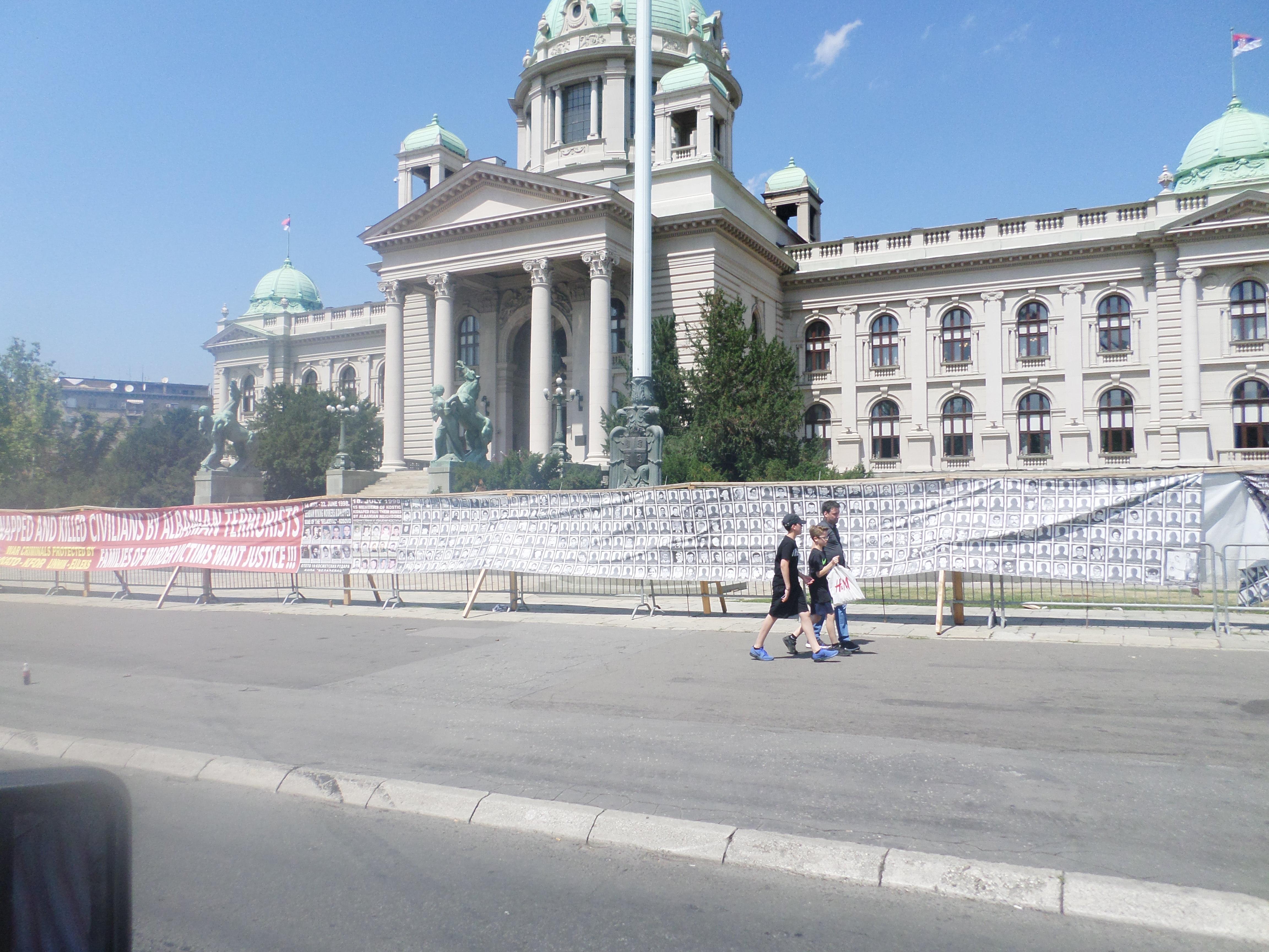 ДРЖАВА ЋЕ НАПРАВИТИ СПОМЕНИК „ЗИД ПЛАЧА ОД КОШАРА ДО ХОРГОША“, А ПРИКУПЉЕНИ НОВАЦ ДАЈТЕ РАТНИМ ВОЈНИМ ИНВАЛИДИМА СА КОШАРА