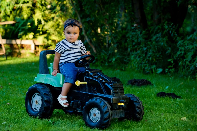 Трактор за децу као необичан поклон