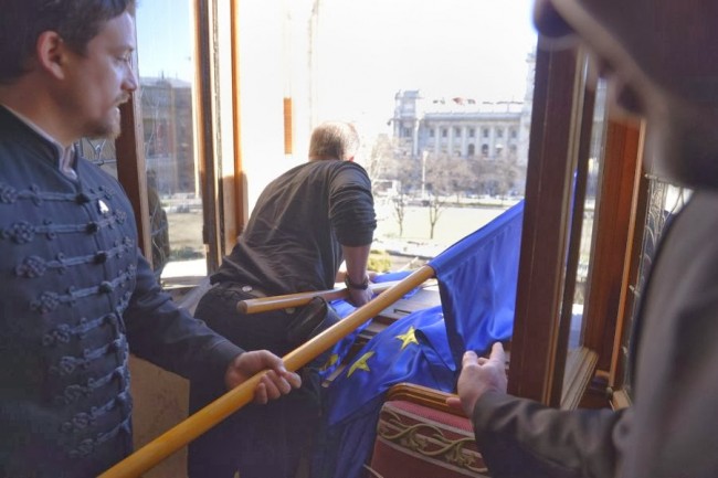 Мађарска: Скинули заставе ЕУ у парламенту и бацили их кроз прозор