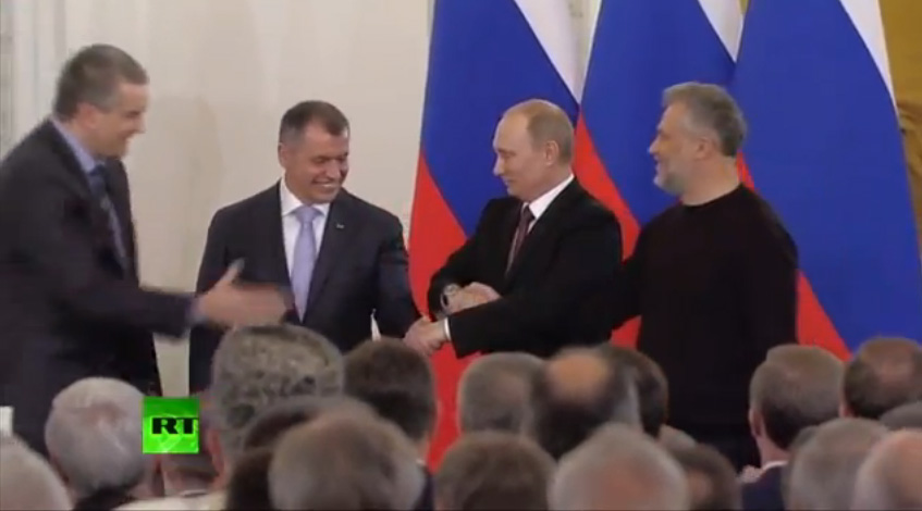 ПУТИН: Потребно је направити анализу свих обојених револуција, укључујући украјинску