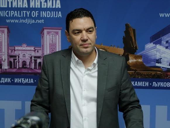 ПРЕДСЕНИК ОПШТИНЕ ИНЂИЈА ЈУНСКУ ЗАРАДУ ПОКЛАЊА ПОПЛАВЉЕНИМА