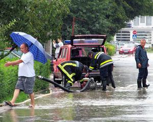 Banjaluka: Voda na saobraćajnicama i u stambenim objektima