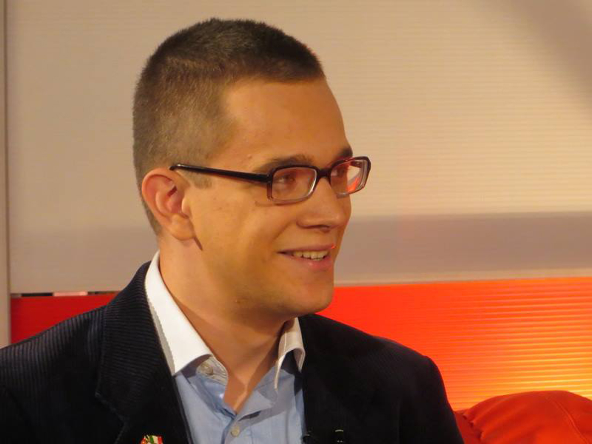 Србијо, где си нестала? Студент ти већ трећу годину опрема сиромашне ђаке за школу