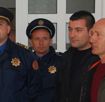 На омажу пјеснику, међу званицама, и незвани гости – полиција и судски извршитељи