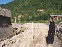 Код манастира Свете тројице у Сасама балије пут преградили жицом