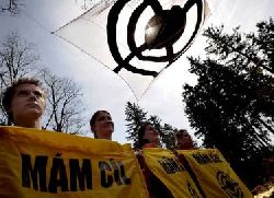 Новинске агенције јављају да је у Прагу обелодањен извештај 3-це чешких научника у којем се анализирају последице размештања радарске станице америчког система противракетне одбране на територији Чешке
