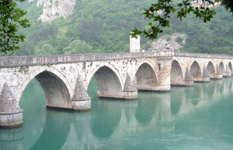 Turci rekonstruišu na Drini ćupriju