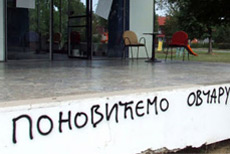 У Борову насељу графити: