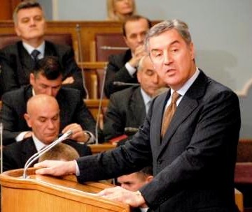 Мачак са сатом