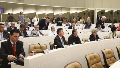Посланике који узимају милионе штити Устав БиХ