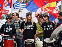 Протести хиљада Срба у Бечу и Торонту