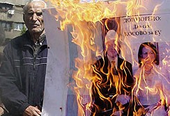 Потомци солунских бораца спалили Тадићеву слику, грађани осудили гест