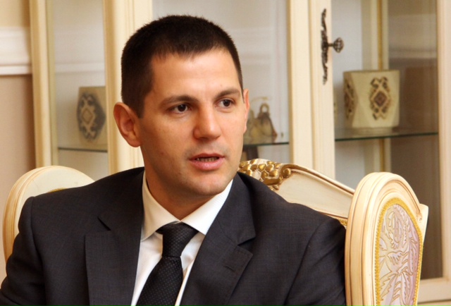 БОРБА ЗА ОМЛАДИНУ У СРБИЈИ : НЕНАД БОРОВЧАНИН