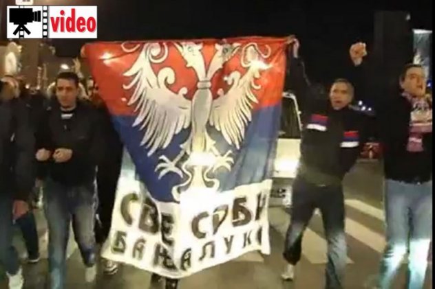 ПОГЛЕДАЈТЕ КАКО СЛАВИ СРБСКА: ХИЉАДЕ БАЊАЛУЧАНА НА УЛИЦАМА!