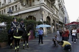 Konjička policija patrolira Knez Mihajlovom